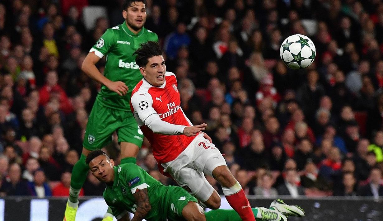 Pemain Arsenal, Hector Bellerin, dilanggar pemain Ludogorets, Anicet Abel, dalam laga Grup A Liga Champions di Stadion Emirates, Kamis (20/10/2016) dini hari WIB. (AFP/Ben Stansall)