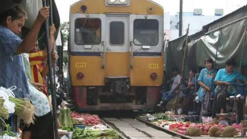 Ngeri, Pasar Ini Berada di Lintasan Kereta Api Aktif
