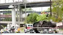 Petugas polisi dikerahkan ke lokasi kereta barang CSX yang keluar dari rel di bagian timur laut Washington, Minggu (1/5). Setidaknya sembilan gerbong kereta anjlok dengan tiga gerbong di antaranya menumpahkan zat kimia berbahaya ke rel. (Andrew BIRAJ/AFP)