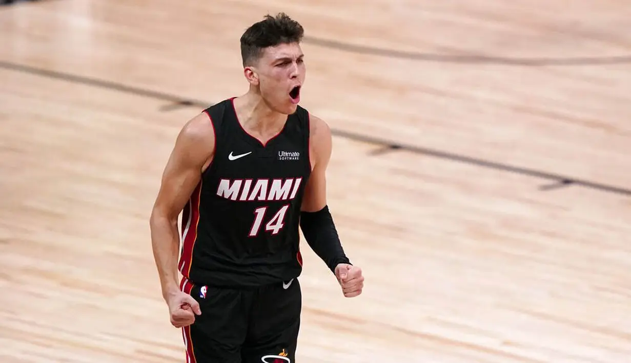 Pebasket Miami Heat, Tyler Herro, melakukan selebrasi usai menaklukkan Boston Celtics pada gim keempat final NBA Wilayah Timur di AdventHealth Arena, Kamis (24/9/2020). Miami Heat menang dengan skor 109-112. (AP/Mark J. Terrill)