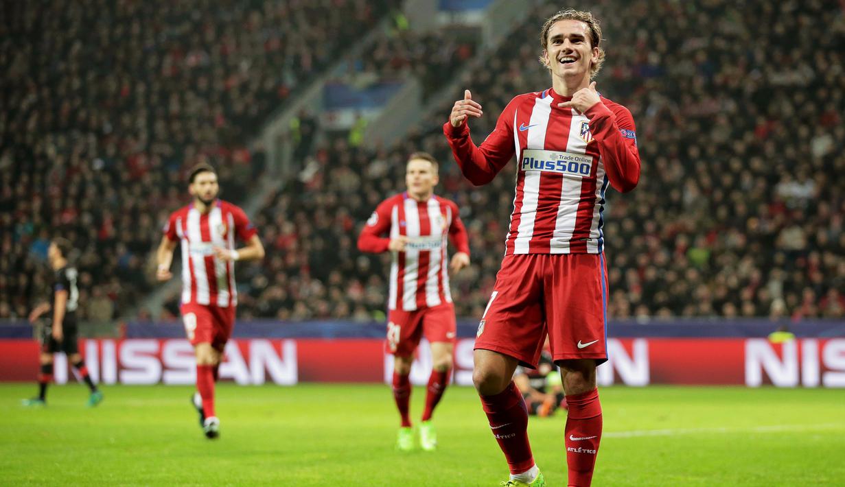 Pada menit ke 25' pemain Atletico Madrid, Antoine Griezmann menambah keunggulan timnya menjadi 2-0 Bayer Leverkusen pada babak 16 besar leg pertama Liga Champions di BayArena, Leverkusen, (21/2/2017). (EPA/Friedemann Vogel)