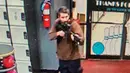 Dalam gambar yang diambil dari video yang dirilis oleh Kantor Sheriff Androscoggin County, seorang pria bersenjata tak dikenal menodongkan pistol saat memasuki Sparetime Recreation di Lewiston, Maine, Amerika Serikat, Rabu (25/10/2023). Polisi Negara Bagian Maine memerintahkan penduduk di kota terbesar kedua di negara bagian itu untuk berlindung di tempat karena tersangka masih buron. (Androscoggin County Sheriff's Office via AP)
