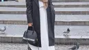 Sering menggunakan rok di setiap penampilannya, kamu juga bisa mengikuti mix and match penampilan Shireen Sungkar ini. Menggunakan busana berwarna putih dengan coat berwarna hitam yang senada dengan tas. (Liputan6.com/IG/@shireensungkar)