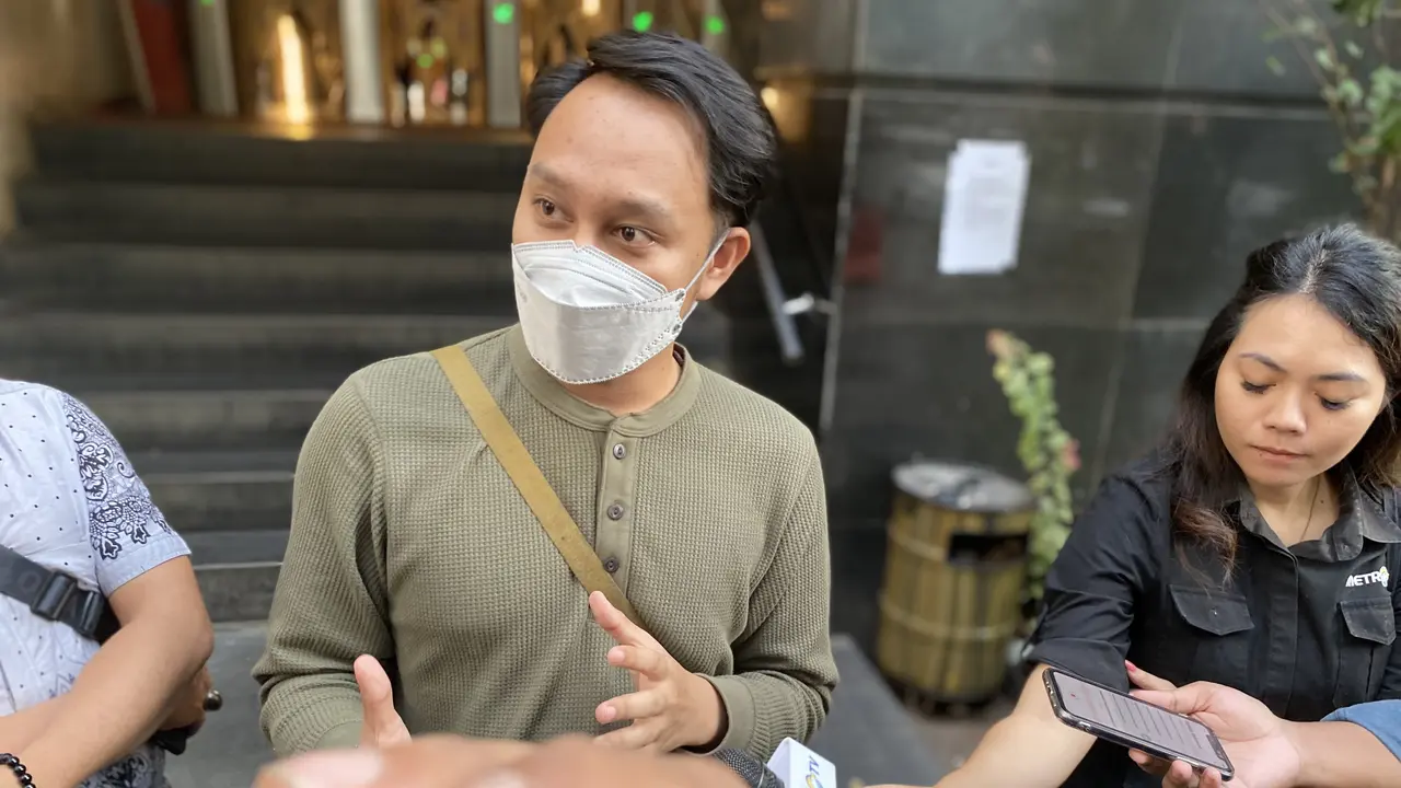 Selebgram Radja Adipati menjalani pemeriksaan terkait kasus industri film porno di Indonesia. Dia hadir di Polda Metro Jaya, Jumat (22/9/2023).
