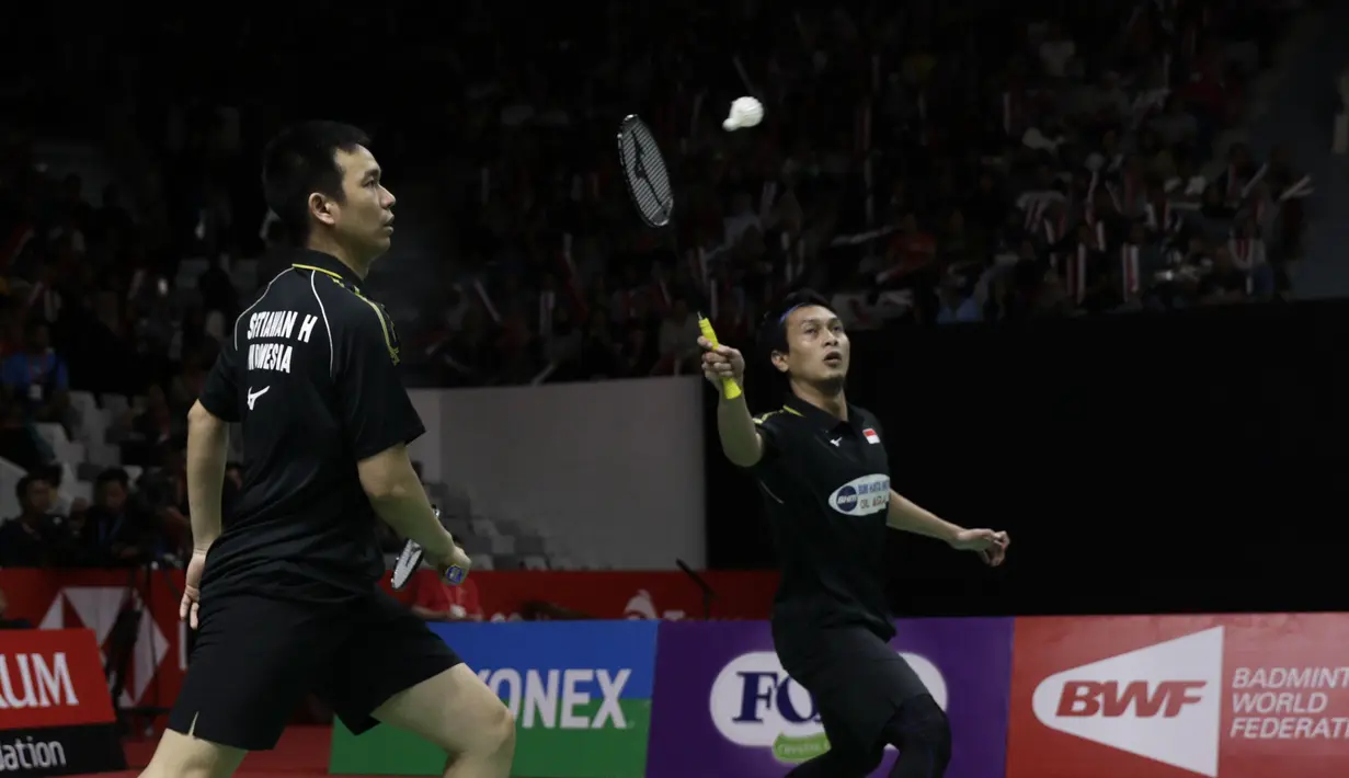 Ganda putra Indonesia, Mohammad Ahsan / Hendra Setiawan, berusaha memukul kok saat melawan ganda China pada Indonesia Masters 2019 di Istora Senayan, Jakarta, Sabtu (26/1). Ahsan / Hendra ke final. (Bola.com/Yoppy Renato)