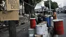Penjual beduk saat menunggu pembeli di kawasan Tanah Abang, Jakarta, Selasa (19/5/2020). Merebaknya pandemi virus corona Covid-19 di Ibu Kota menyebabkan omset penjualan beduk di Tanah Abang menurun hingga 70 persen. (merdeka.com/Iqbal Nugroho)