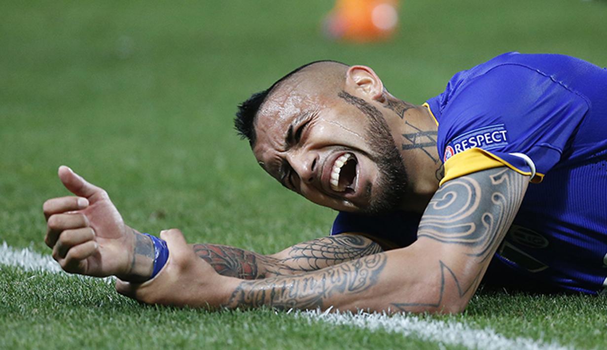 Arturo Vidal gelandang Juventus mengerang kesakitan. (EPA/Guillaume Horcajuelo)