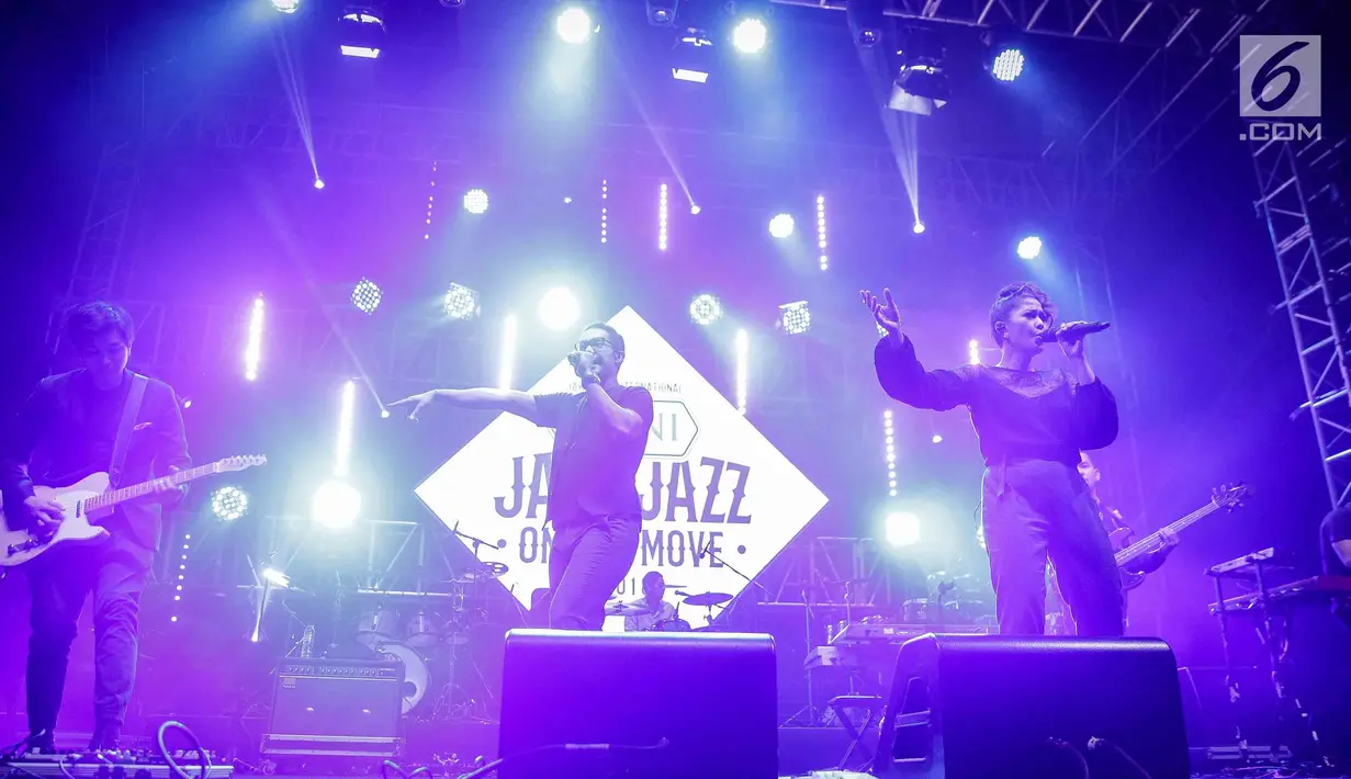 Grup musik Maliq & D'Essentials tampil pada Pre event yang bertajuk Java Jazz On The Move di Jakarta, Kamis (15/8). Java Jazz on The Move 2018 sendiri menjadi bagian dari rangkaian acara menjelang Java Jazz Festival nanti. (Liputan6.com/Faizal Fanani)