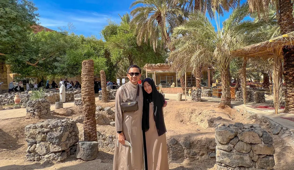 Ayu Dewi dan Regi Datau juga berkunjung ke sumur Adzaq, salah satu sumur tempat Rasulullah berwudhu.(Foto: Instagram/ mrsayudewi)