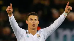 Pemain Real Madrid, Cristiano Ronaldo berselebrasi setelah mencetak gol ke gawang Borussia Dortmund dalam lanjutan Liga Champions di Signal Iduna Park, Rabu (27/9). Dua gol Ronaldo mewarnai kemenangan Real Madrid 3-1. (AP/Michael Probst)
