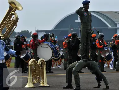  Aksi marching band prajurit TNI AU memeriahkan upacara HUT ke70  TNI AU di Lanud Halim Perdanakusuma, Jakarta, Kamis (9/4). Dalam Hut TNI AU ke 70 prajurit unjuk kebolehan melakukan atraksi udara, seperti Terjun Payung. (Liputan6.com/Johan Tallo)