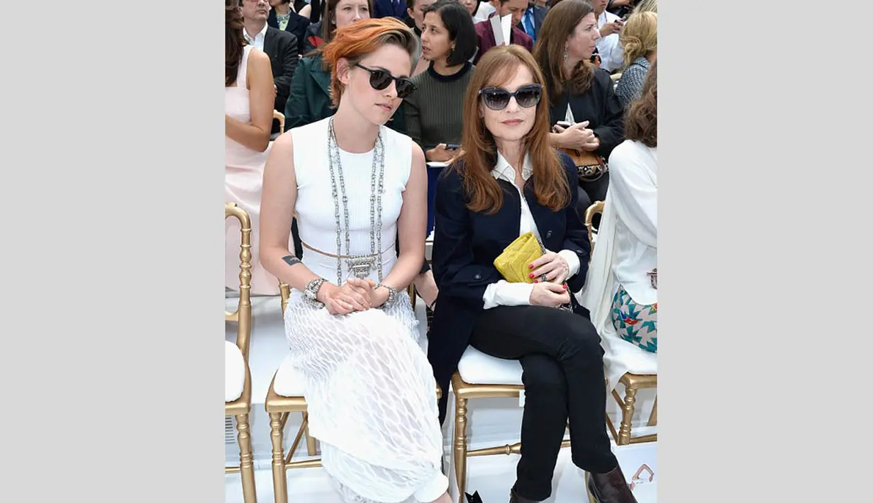Rambut bintang "Twilight" itu kini berubah menjadi lebih pendek dan ditata dengan gaya asimetris serta berwarna kemerahan dengan gaya poni menyamping, Rabu (9/7/14). (Daily Mail)