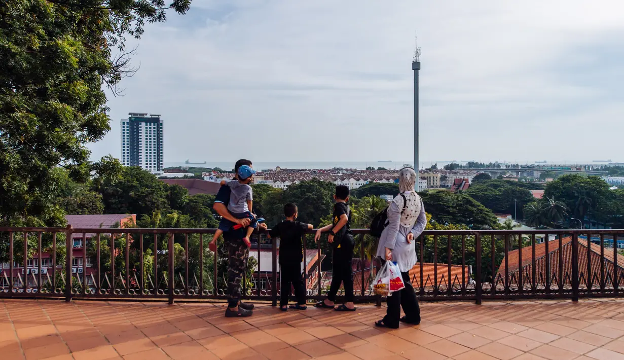 Sejumlah turis memandangi Selat Malaka dari Bukit St. Paul di Melaka, Malaysia, 18 September 2020. Meski tidak lagi menjadi pusat penyaluran barang dagang, Melaka masih menarik minat banyak turis dari seluruh dunia seiring pariwisata menjadi pilar bagi ekonomi lokal. (Xinhua/Zhu Wei)