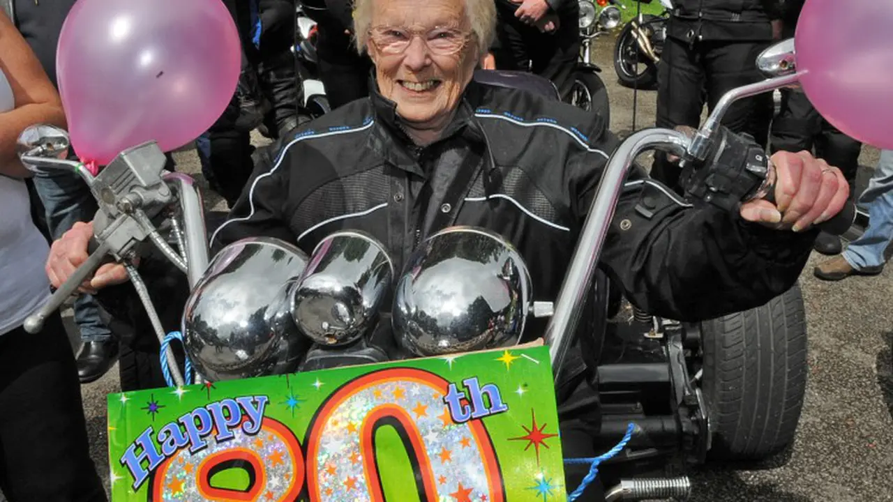 Sheila Hurst nenek 80 tahun di motor gede.