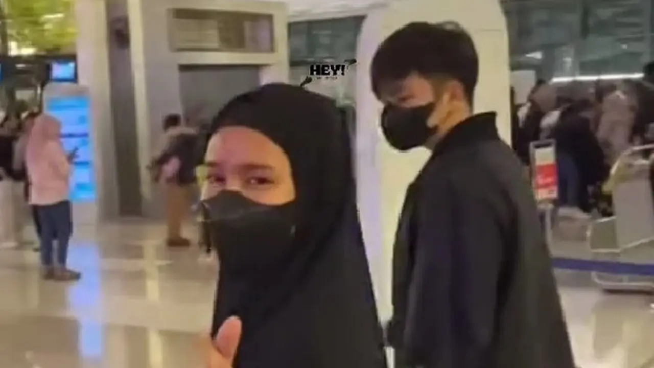 Pakai Busana Syar'i Dan Tampil Tanpa Makeup, Ini 4 Potret Shenina Cinnamon Jalani Umrah Perdana Bersama Suami