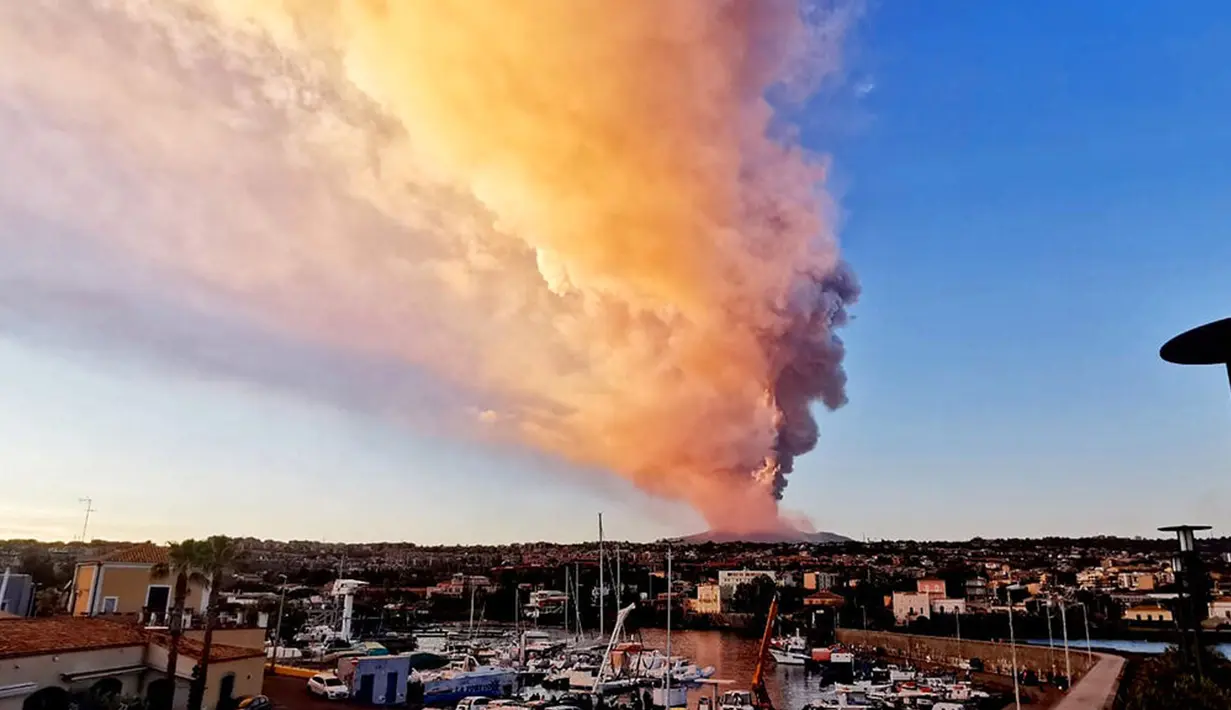 Gunung Etna memuntahkan lahar panas dan abu vulkanik seperti yang terlihat dari Catania, Italia, Selasa (16/2/2021). Gunung berapi yang memiliki ketinggian 3.330 mdpl itu dapat erupsi beberapa kali dalam setahun. (Davide Anastasi/LaPresse via AP)
