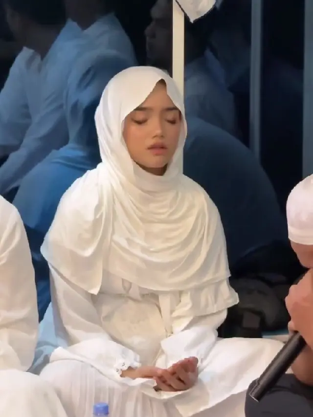 Potret Fuji Berhijab Syari di Momen Pengajian Frans Faisal (credit: instagram/fuji_an)