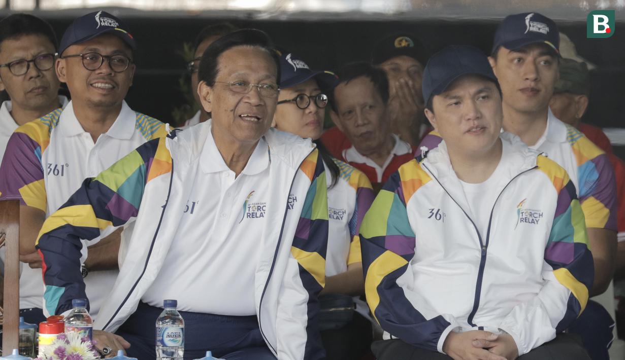 Gubernur DIY Sultan Hamengkubuwono X dan Ketua INASGOC, Erick Thohir saat acara kirab obor Asian Games 2018 di Pagelaran Keraton Yogyakarta, Kamis (19/7/2018). Total jarak kirab Obor di Yogya ini sepanjang 11,5 kilometer. (Bola.com/M Iqbal Ichsan)