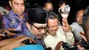 Usai menjalani pemeriksaan Waryono Karno (mengenakan kopiah) langsung diserbu wartawan untuk dimintai keterangan, Jakarta. Foto diambil pada Senin (1/12/2014) (Liputan6.com/Miftahul Hayat)