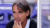 Pelatih Inter Milan, Simone Inzaghi tampak serius mengamati para pemainnya bertanding menghadapi Al Nassr pada laga pramusim 2023/2024 di Nagai Stadium, Osaka, Jepang, Kamis (27/7/2023) sore WIB. (AFP/Paul Miller)