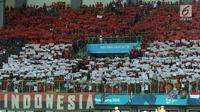 Suporter Indonesia menampilkan koreografi bendera Merah Putih jelang menyaksikan laga Indonesia lawan Laos pada penyisihan Grup A Sepak Bola Asian Games 2018 di Stadion Patriot Candrabhaga, Bekasi, Jumat (17/8). (Liputan6.com/Helmi Fithriansyah)