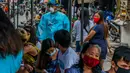Seorang petugas kesehatan mempersiapkan tes COVID-19 gratis di kawasan permukiman kumuh di Manila, Filipina (28/7/2020). Jumlah kasus COVID-19 di Filipina melonjak menjadi 83.673 setelah Departemen Kesehatan Filipina melaporkan 1.678 kasus baru pada Selasa (28/7). (Xinhua/Rouelle Umali)