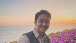 Ini dia wajah Deva Mahenra yang kini kerap tampil dengan kumis dan jenggot yang mencuri perhatian. (FOTO: instagram.com/devamahenra/)