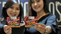 Model menunjukkan kartu perdana Smartfren Bonus Kuota (Bosku) di Jakarta, Selasa (26/3). PT Smartfren Telecom Tbk. meluncurkan kartu perdana Bonus Kuota (BosKu), dengan benefit bonus kuota hingga 360 GB selama 2 tahun. (merdeka.com/Iqbal S. Nugroho)