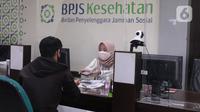 Pegawai melayani peserta BPJS Kesehatan di Kantor Cabang Kota Tangerang, Rabu (7/1/2020). Iuran BPJS Kesehatan resmi naik per hari ini untuk kelas I menjadi sebesar Rp150.000 per orang per bulan dan Rp100.000 per orang per bulan untuk kelas II. (Liputan6.com/Angga Yuniar)