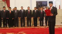 Presiden RI, Joko Widodo melantik Kepala Dewan Pengarah UKP-PIP dan sembilan anggota di Istana Negara, Jakarta, Rabu (7/6). Pelantikan tersebut tindak lanjut dari Pepres No 54 Tahun 2017 sebagai payung hukum pembentukan UKP PIP. (Liputan6.com)