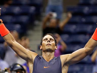 Petenis Spanyol, Rafael Nadal berselebrasi setelah memenangkan pertandingan perempat final turnamen AS Terbuka di New York, AS, (5/9). Nadal berhasil melaju ke babak semifinal setelah mengalahkan Dominic Thiem dari Austria. (AP Photo/Adam Hunger)