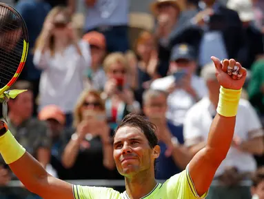 Petenis Spanyol, Rafael Nadal berselebrasi setelah menyelesaikan laga babak kedua turnamen Prancis Terbuka melawan petenis Jerman, Yannick Maden di Roland Garros, Paris (29/5/2019). Rafael Nadal menang atas Yannick Maden dengan skor 6-1, 6-2, 6-4 dan melaju ke babak ketiga. (AP Photo/Christophe Ena)