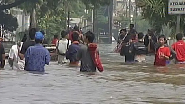 Pluit Masih Terendam Banjir 1,8 Meter