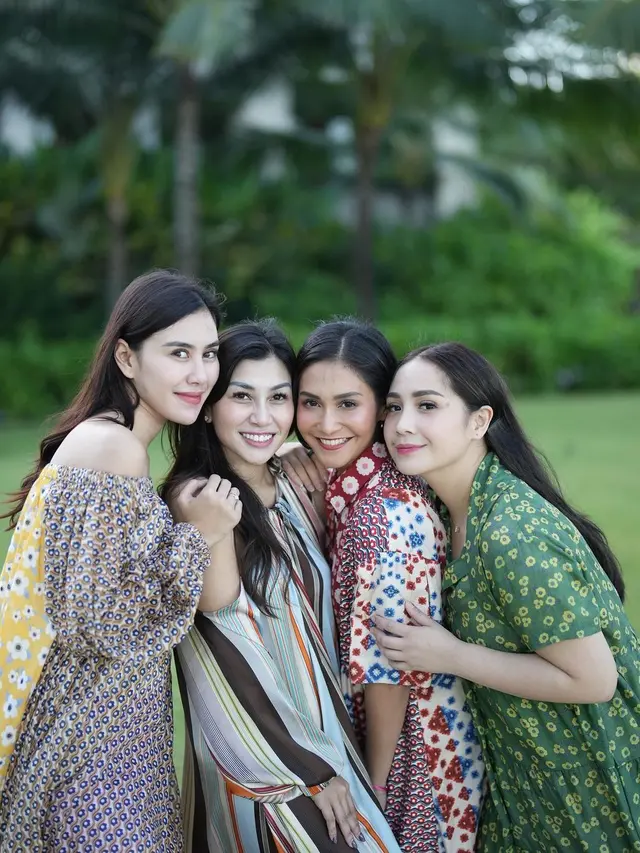 6 Gaya Pemotretan Para Wanita di Keluarga Nagita Slavina saat Liburan di Bali