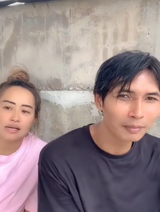 Arya Khan sendiri mengaku sudah cerai dengan Pinkan meskipun ia tidak mengucap kata talak. Namun, keduanya sudah tanda tangan di atas materai yang menandai berakhirnya hubungan mereka. Foto mereka saat jualan di pasar ini tinggal kenangan. (Liputan6.comTikTok/@arya_joget)