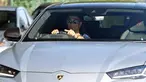 Cristiano Ronaldo mencuri perhatian usai menjalani latihan di Carrington Training Ground, Manchester, Rabu 8 September 2021.Salah satunya karena mobil yang dipakai, yakni super SUV Lamborghini Urus berwarna silver. (Foto: AFP/Paul Ellis)
