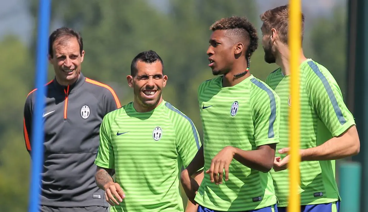 Meski berlatih serius tetapi ada kalanya para pemain Juventus bersenda gurau (MARCO BERTORELLO / AFP)