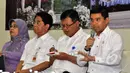 Yuddy Chrisnandi (kanan) ditemani dengan stafnya saat konferensi pers terkait 100 kinerja Kementerian PANRB, Jakarta, Selasa (27/1/2015). (Liputan6.com/Miftahul Hayat)