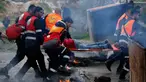 Petugas medis Palestina mengevakuasi seorang demonstran yang terluka dalam bentrokan saat melakukan demonstrasi menolak pengakuan Yerusalem sebagai ibu kota Israel di kota Ramallah, Palestina (16/3). (AFP Photo/Abbas Momani)