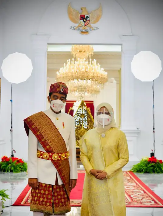 Presiden Joko Widodo dan Ibu Hj. Iriana Joko Widodo melakukan foto saat menghadiri peringatan HUT ke-76 RI di Istana Merdeka, Selasa (17/8/2021). (Foto: Laily Rachev-Biro Pers Sekretariat Presiden)