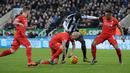 Pemain Newcastle United berebut bola dengan pemain Liverpool dalam lanjutan Liga Inggris di Stadion St James' Park, Newcastle, Minggu (6/12/2015). (AFP/Oli Scarff)