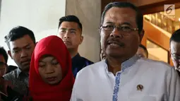 Jaksa Agung HM Prasetyo (kanan) memberikan keterangan kepada wartawan seusai menerima kedatangan terpidana kasus pelanggaran UU ITE, Baiq Nuril di gedung Kejaksaan Agung, Jakarta, Jumat (12/7/2019). Kedatangan Baiq Nuril itu untuk mengajukan penangguhan eksekusi. (Liputan6.com/Johan Tallo)