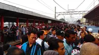  Penumpukan di stasiun Bojong Gede, akibat Gangguan Kereta. (@ndy_riyan)