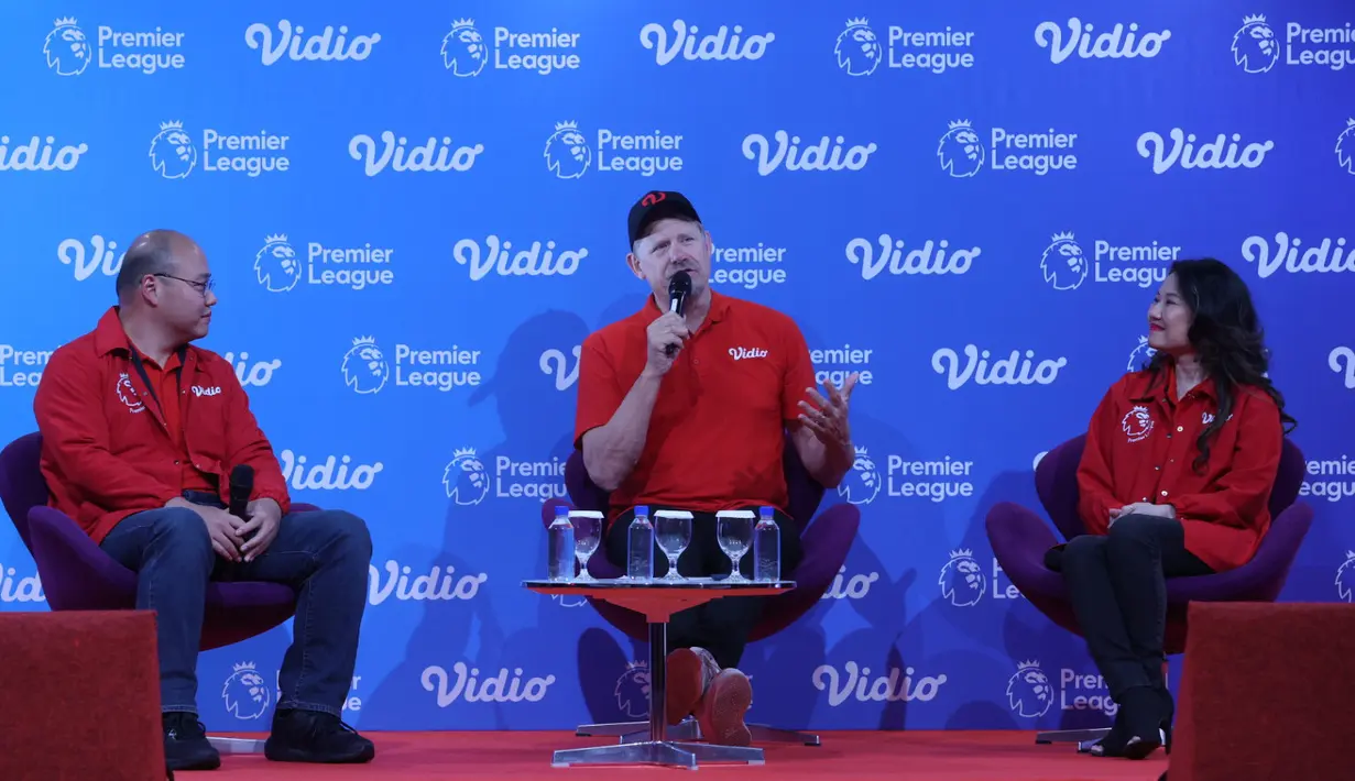 <p>Kiper legendaris Manchester United, Peter Schmeichel (tengah), memberikan keterangan didampingi Managing Director Vidio, Monika Rudijono (kanan), dan CFO Vidio William Djumadi, saat konferensi pers pengumuman pemegang hak siar Premier League 2023/2024 di Indonesia oleh Vidio.com di SCTV Tower, Jakarta, Jumat (4/8/2023). (Bola.com/M Iqbal Ichsan)</p>