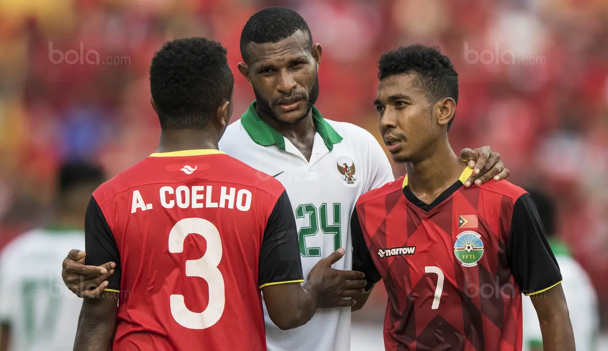 Striker Timnas Indonesia, Marinus Wanewar, berdamai dengan pemain Timor Leste setelah sempat berdebat pada laga SEA Games di Stadion MPS, Selangor, Minggu (20/8/2017). Indonesia menang 1-0 atas Timor Leste. (Bola.com/Vitalis Yogi Trisna)