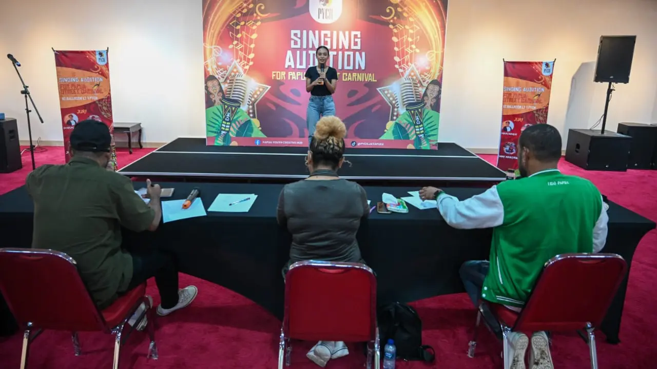 Salah satu peserta acara Singing Audition For Papua Street Carnival yang diikuti oleh puluhan penyanyi berbakat asal Papua yang menampilkan bakat mereka dengan antusias dan semangat tinggi di atas panggung.
