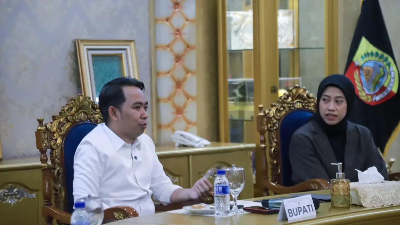 Atlet volli asal Jember Megawati Hangestri Pertiwi (Kiri) berbincang dengan Bupati Jember Gus Fawaid  di Pendopo Kabupaten Jember (Istimewa)