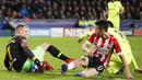 Kiper Barcelona, Marc-Andre ter Stegen, berusaha menghalau bola saat melawan PSV Eindhoven pada laga Liga Champions di Stadion Philips, Rabu (28/11). Barcelona menang 2-1 atas PSV Eindhoven. (AP/Peter Dejong)