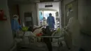 Pekerja medis tidur siang saat merawat pasien virus corona atau COVID-19 di sebuah rumah sakit di Wuhan, Provinsi Hubei, China, Minggu (16/2/2020). Enam pekerja medis, termasuk dokter, dinyatakan meninggal dunia akibat virus corona. (Chinatopix via AP)