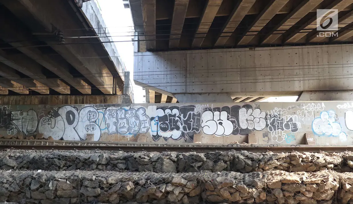Coretan memenuhi dinding kolong Flyover Kuningan, Jakarta, Selasa (25/9). Kurang tegasnya sanksi terhadap pelaku vandalisme menyebabkan sudut Ibu Kota dipenuhi coretan-coretan tidak bertanggung jawab. (Liputan6.com/Immanuel Antonius)